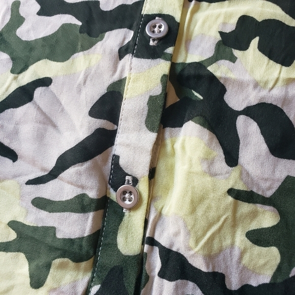 *NEW! CAMOUFLAGE BUTTON DOWN HIGH LOW COLLARED SHORT SLEEVE TOP SIZE XS - Picture 7 of 10